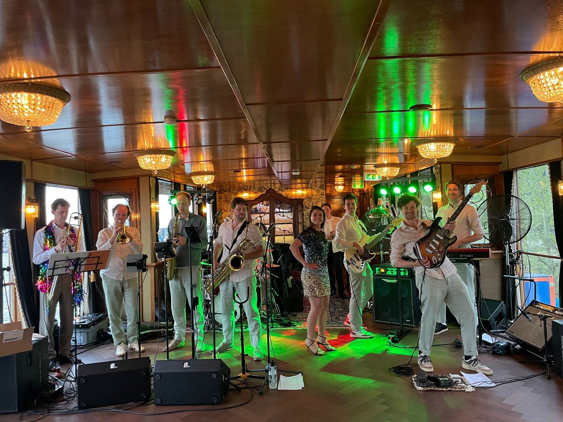 De volledige band op het podium, 2025