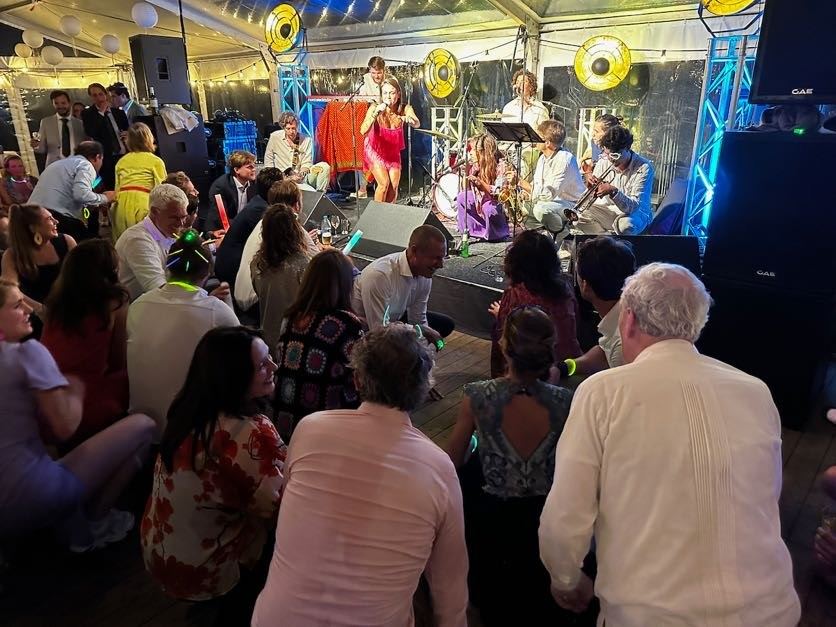 Volle dansvloer voor het podium