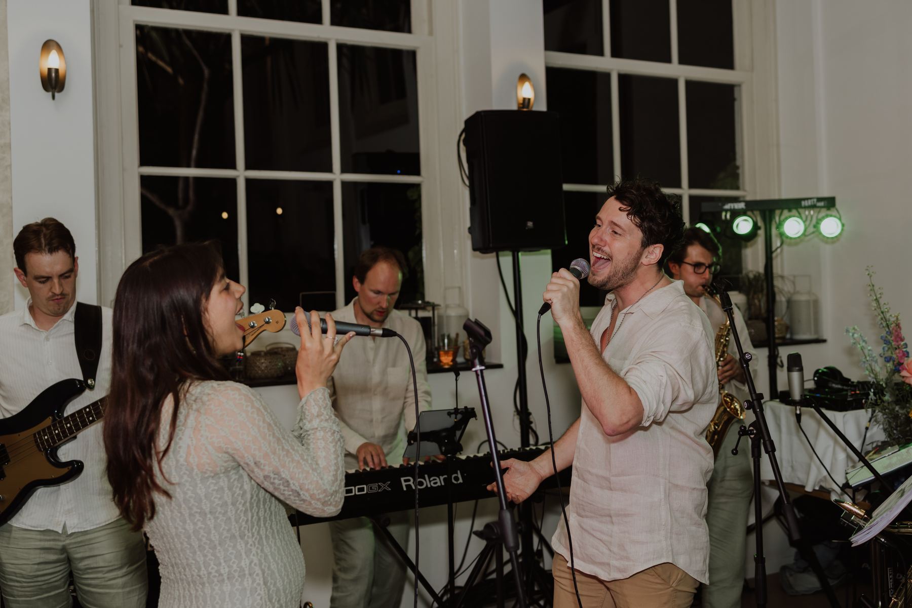 Twee zangers in duet